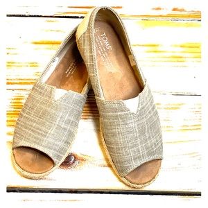 Toms Peep-Toe Beige / Tan Espadrille Flats Size 7